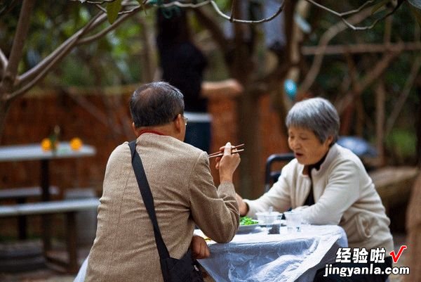 一屋两人，三餐四季，白头偕老的爱情永远令人感动