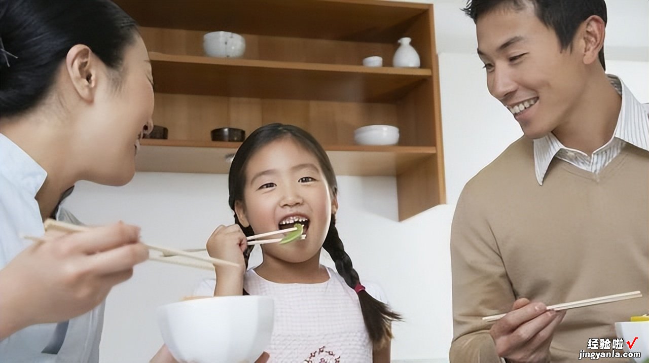 孩子已经幼儿园中班了，还不会用筷子吃饭？引导步骤写全了