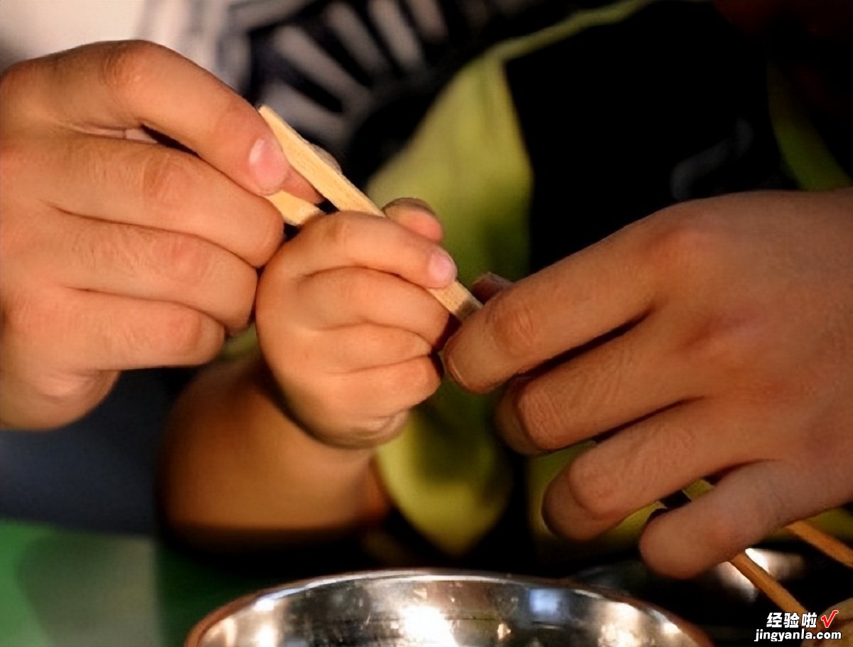 孩子已经幼儿园中班了，还不会用筷子吃饭？引导步骤写全了