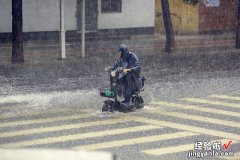 台风和暴雨来袭如何做好自我防护？